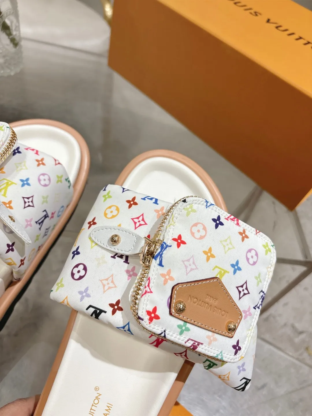 👟👟Ex-factory price 400👟👟 Lvjia brand | ²⁰²5 𝐬𝐬 💛2025 early spring’s latest popular Velcro series...thick-soled slippers for couples, new rare items purchased on behalf of agents💫 🍒This style is the favorite of celebrities🌟big internet celebrities. A simple and elegant sandal. A good style that you can’t take your eyes off at first sight! The thick sole has the effect of increasing the height of the feet. It has the function of elongating the legs immediately. It is exquisite and low-key luxury✔️ No matter it is paired with skirts or trousers, it is super aura🛍 ━━━━━ ЅᏇєєt ━━━━━ ▪️Upper: LV old floral fabric ▪️Outsole: original molded outsole ▪️Shoe size: 35-45